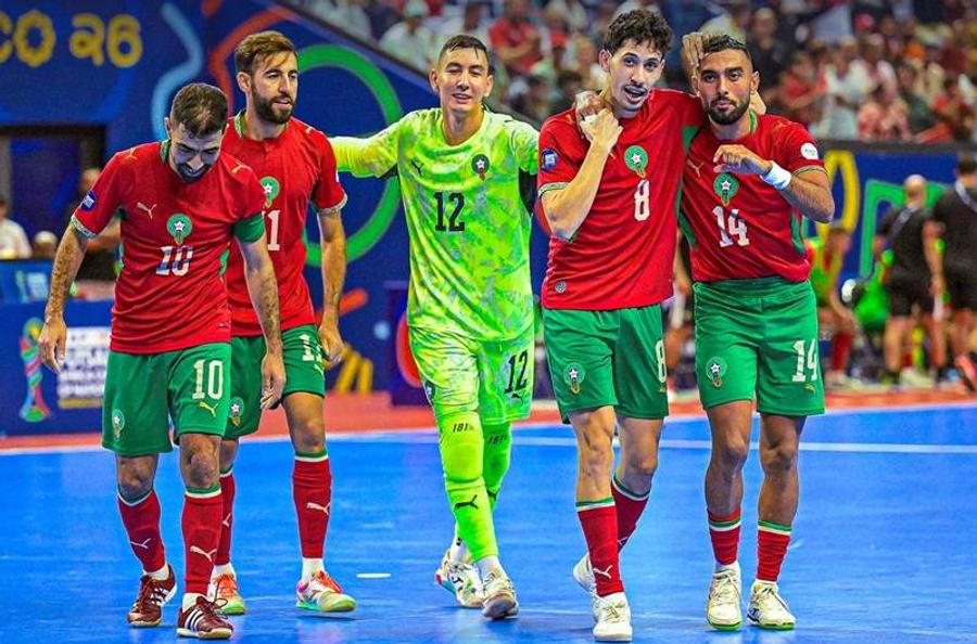 أسود الصالة يعبرون إلى النهائي بعد الإطاحة بمصر