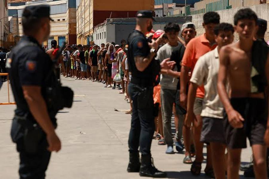 حاكم سبتة يضغط على مدريد لتسريع إعادة 15 ألف مهاجر إلى المغرب