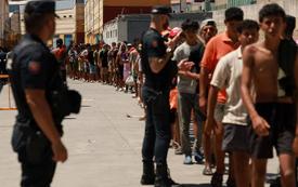 حاكم سبتة يضغط على مدريد لتسريع إعادة 15 ألف مهاجر إلى المغرب
