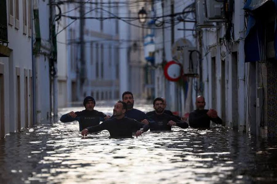 إسبانيا.. عاصفة قوية تربك النقل وتستنفر فرق الإنقاذ