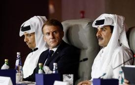 Emmanuel Macron assume sa tournée dans le Golfe malgré la crise politique en France