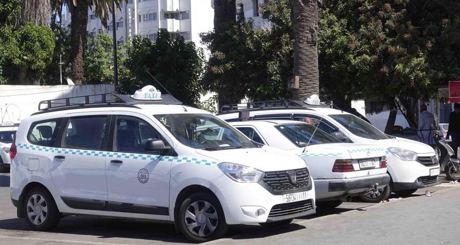 مهنيّو سيارات الأجرة ببني ملال يطالبون بالتصدي للنقل السري