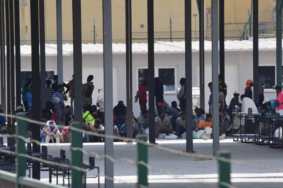 سلطات سبتة ترحل مهاجرين أفارقة إلى المغرب