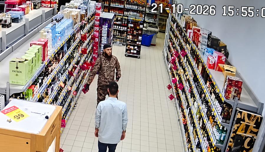 فيديو يوثق قيام شخص ملتحي بتخريب جناح المشروبات الكحولية بتطوان