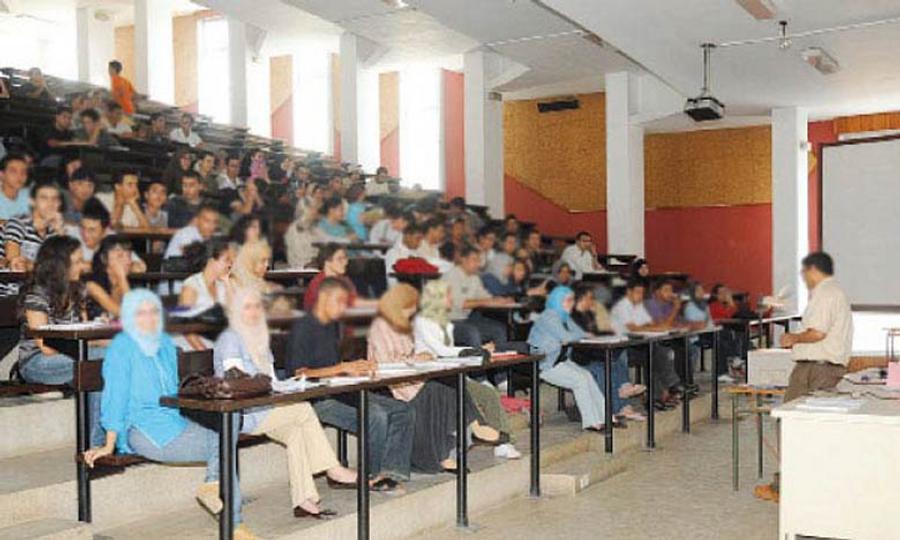 摩洛哥在拉巴特国会外抗议大学收费的在职学生