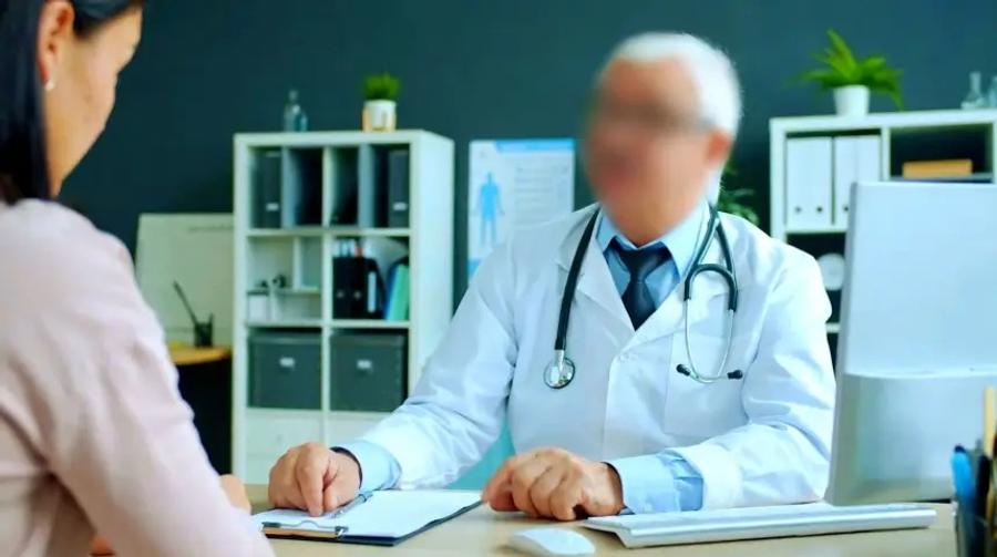 حملة رقمية تطالب بتسقيف تسعيرة الأطباء في 150 درهما