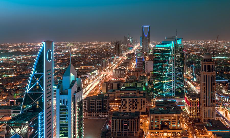 واشنطن تطلب من الموظفين الأميركيين وعائلاتهم مغادرة السعودية