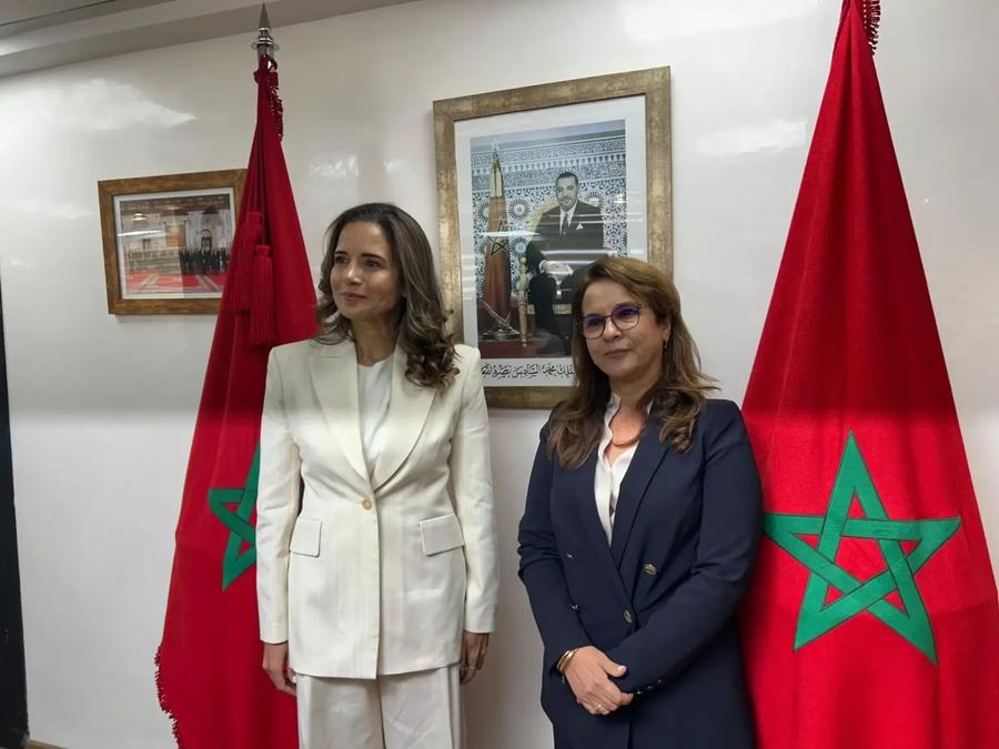 أفيلال تتسلم وزارة الطاقة وتعلن تمسكها باستمرارية المشاريع