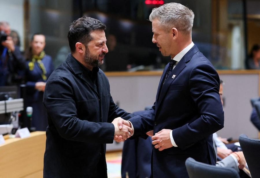 Ukraine : Zelensky demande à ses voisins de faciliter le transit des céréales