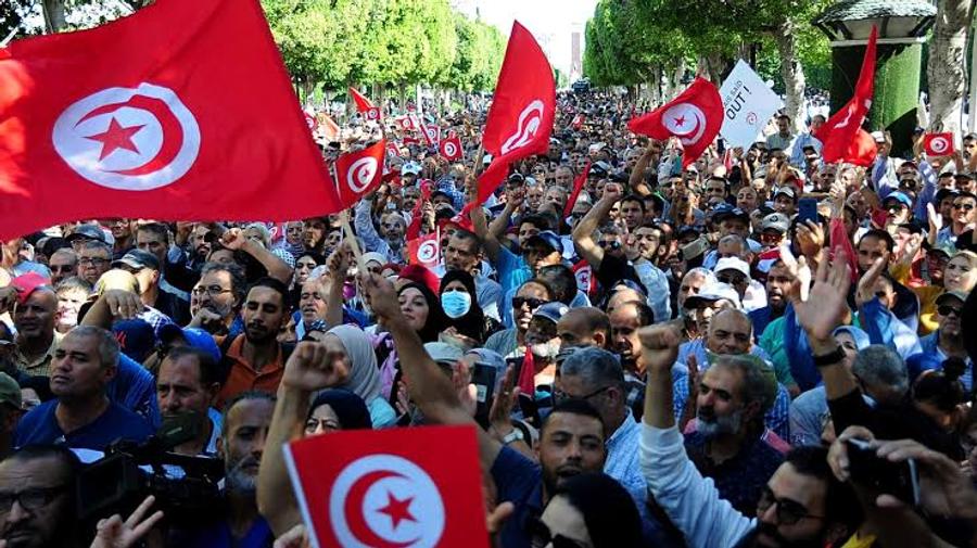 مسيرة حاشدة بتونس ضد سياسات سعيّد