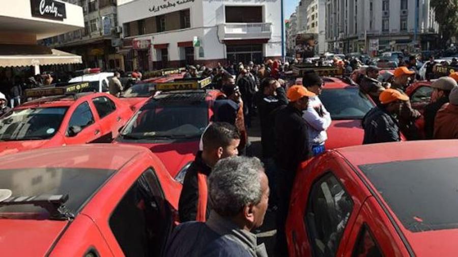 السلطات تمنع احتجاج سيارات الأجرة في شارع محمد السادس بالبيضاء