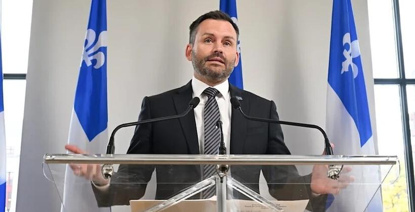 Plamondon inicia governo minoritário em Quebec com congelamento de salários e desafio ao juramento real