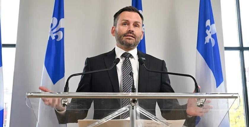 Plamondon begint minderheidsregering in Quebec met salarisstop en uitdaging aan de koninklijke eed