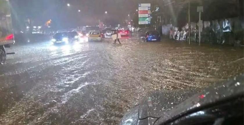 سيول قوية تغرق شوارع بني ملال