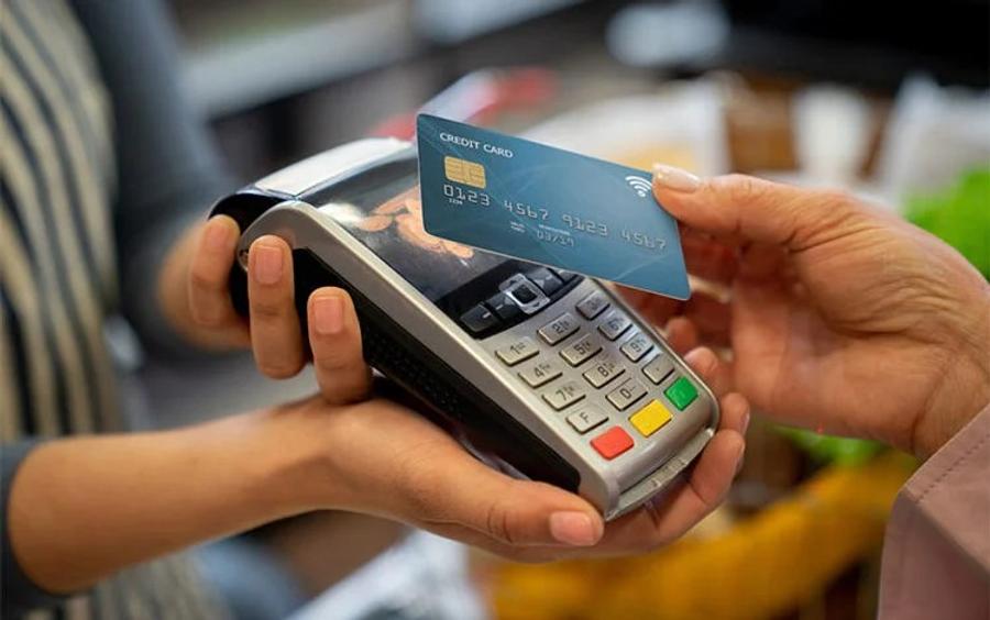 تخفيض عمولات الأداء الإلكتروني لتحفيز الدفع بالبطاقة البنكية