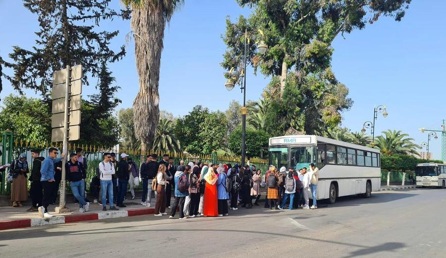 جماعة القصر الكبير تكشف تحركاتها لمعالجة معاناة الطلبة مع النقل
