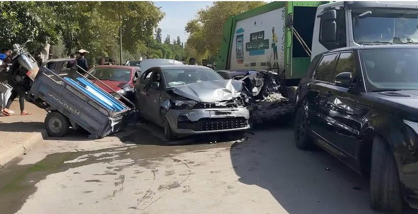 فاس.. شاحنة للنفايات تصطدم بتسع سيارات وتخلف عددا من المصابين