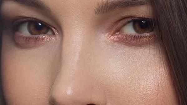Eye-liner flouté : l’astuce du coton-tige pour un regard intense sans pinceau