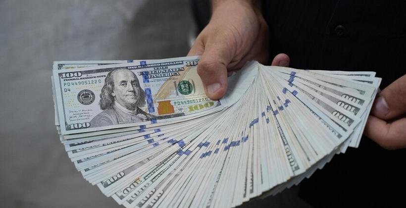 US dollar remains near an 18-month high amid geopolitical uncertainty