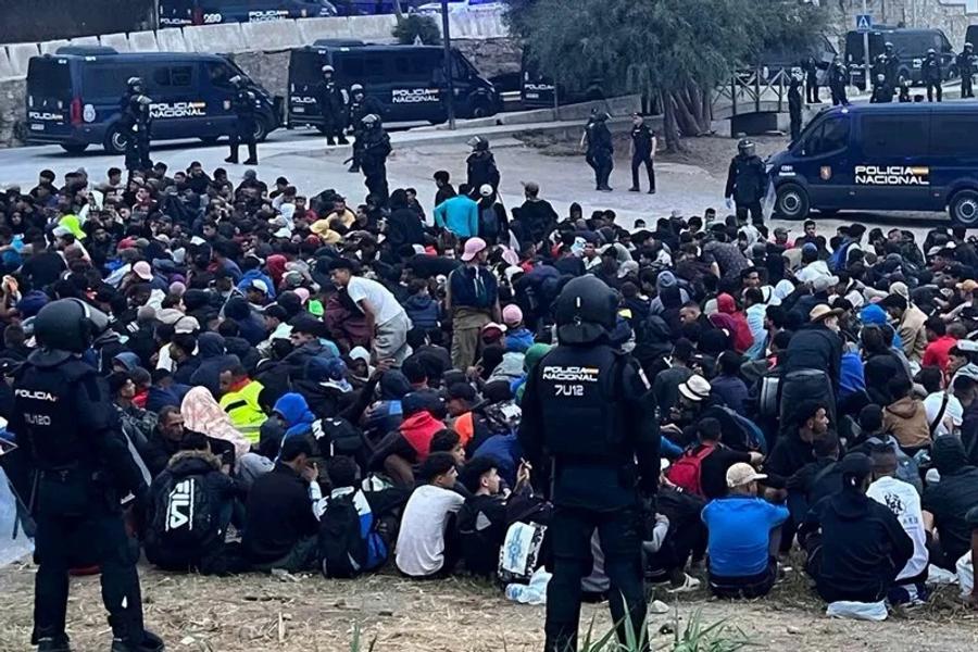 النيابة الإسبانية تطالب بحبس متهم في قضية نقل مهاجرين إلى سبتة