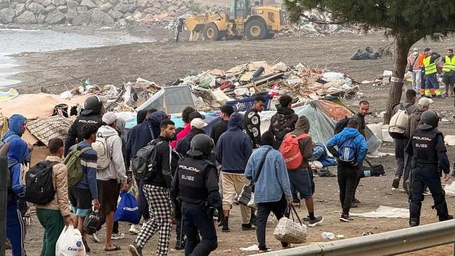 إخلاء مخيم غواندو يدفع مهاجرين إلى العودة الطوعية للمغرب