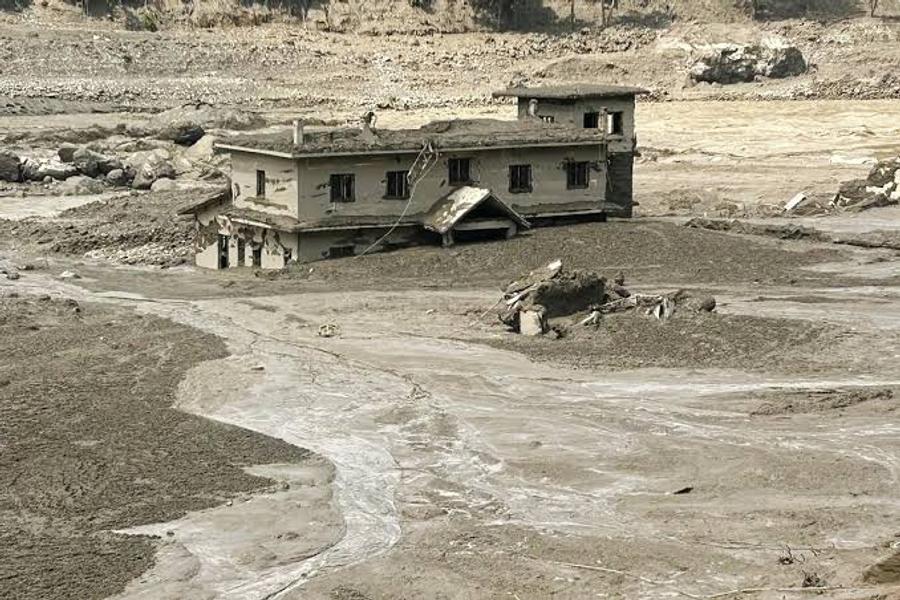 נפאל: שיטפון חזק סחף עשרות בתים והותיר לפחות חמישה נעדרים
