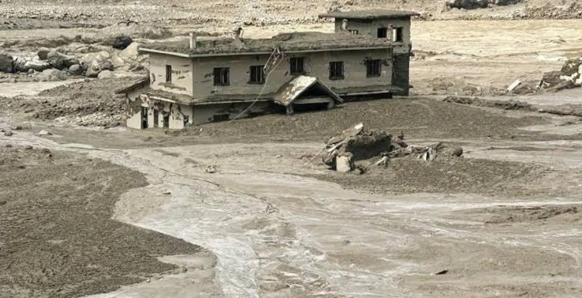 नेपाल: अचानक आई बाढ़ ने दर्जनों घर बहा लिए और कम से कम पांच लोग लापता