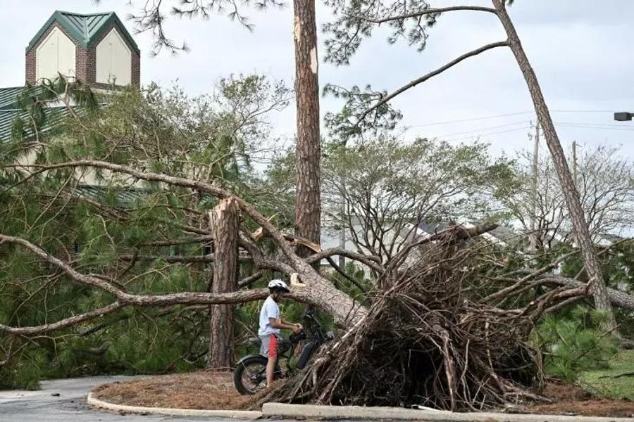 美国：伊萨亚斯风暴造成两人死亡，数十万家庭停电