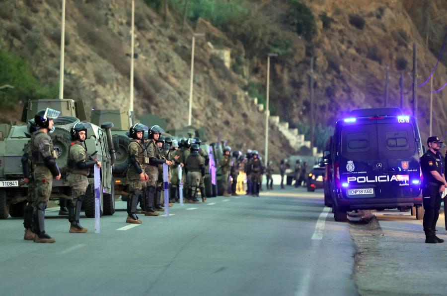 İspanyol Polisi Ceuta'daki Son Büyük Göçmen Kampını Kapatıyor
