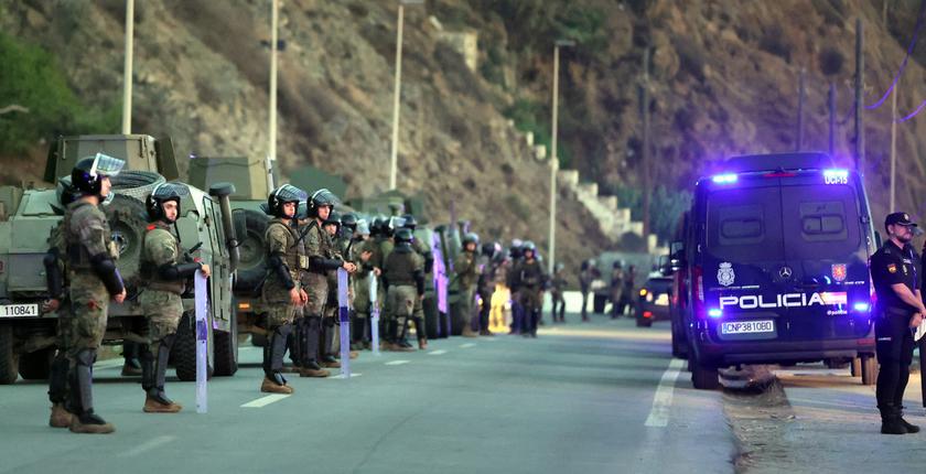 İspanyol Polisi Ceuta'daki Son Büyük Göçmen Kampını Kapatıyor