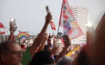 Présidentielle au Brésil : Lula et Flávio Bolsonaro au coude-à-coude dans les sondages