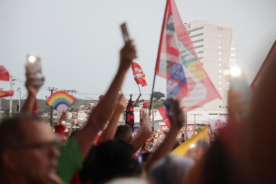 Présidentielle au Brésil : Lula et Flávio Bolsonaro au coude-à-coude dans les sondages