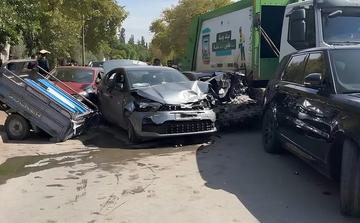 Fès : un camion de collecte des déchets percute neuf voitures et un triporteur