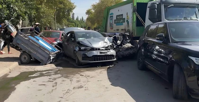 Fès : un camion de collecte des déchets percute neuf voitures et un triporteur