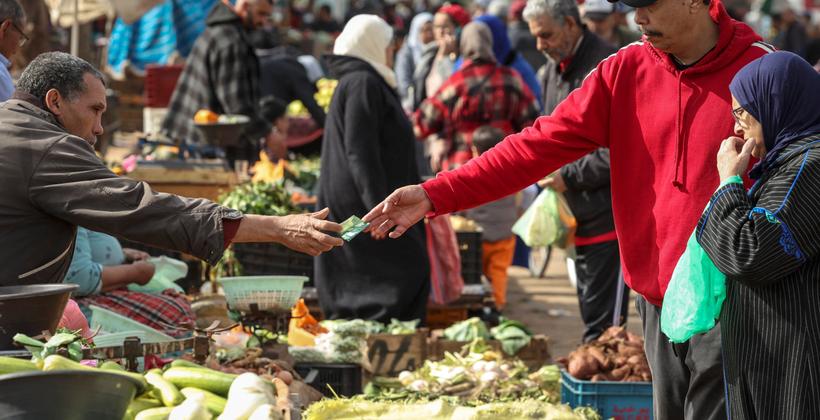 تدهور القدرة الشرائية يلقي بظلاله على توقعات الأسر المغربية