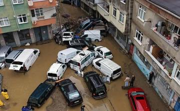 السيول تتسبب في تعليق الدراسة وحظر التجول بإسطنبول