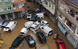 السيول تتسبب في تعليق الدراسة وحظر التجول بإسطنبول