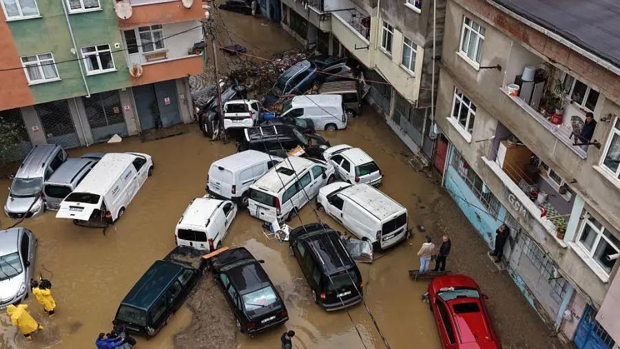 السيول تتسبب في تعليق الدراسة وحظر التجول بإسطنبول
