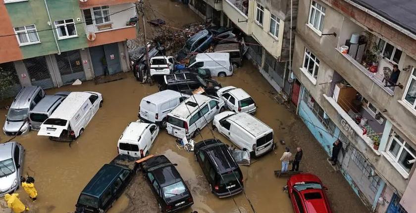 السيول تتسبب في تعليق الدراسة وحظر التجول بإسطنبول