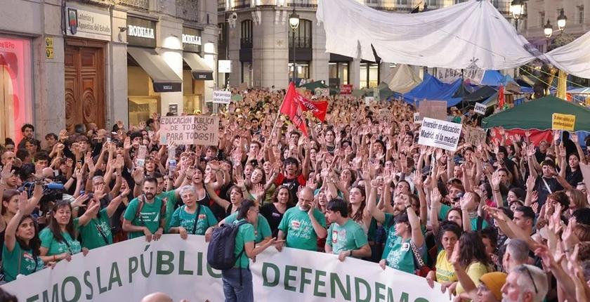 على خطى فرنسا.. 25 ألف أستاذ يصعدون احتجاجاتهم بمدريد