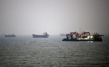Aanvallen op schepen nabij de Straat van Hormuz bereiken nieuw hoogtepunt met 24 zeelieden die omkomen