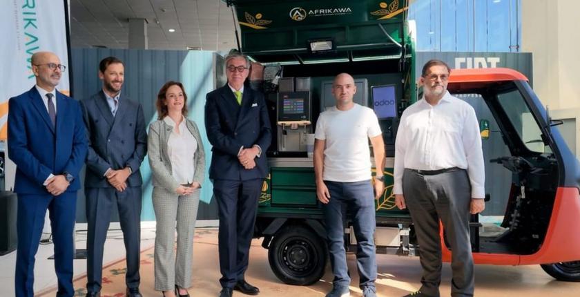 AFRIKAWA: Stellantis Marocco e Smiresso Trasformano la Mobilità Elettrica in un'Attività di Caffè Mobile