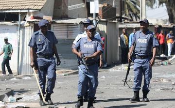 Il Sudafrica condanna 111 agenti di polizia per crimini gravi