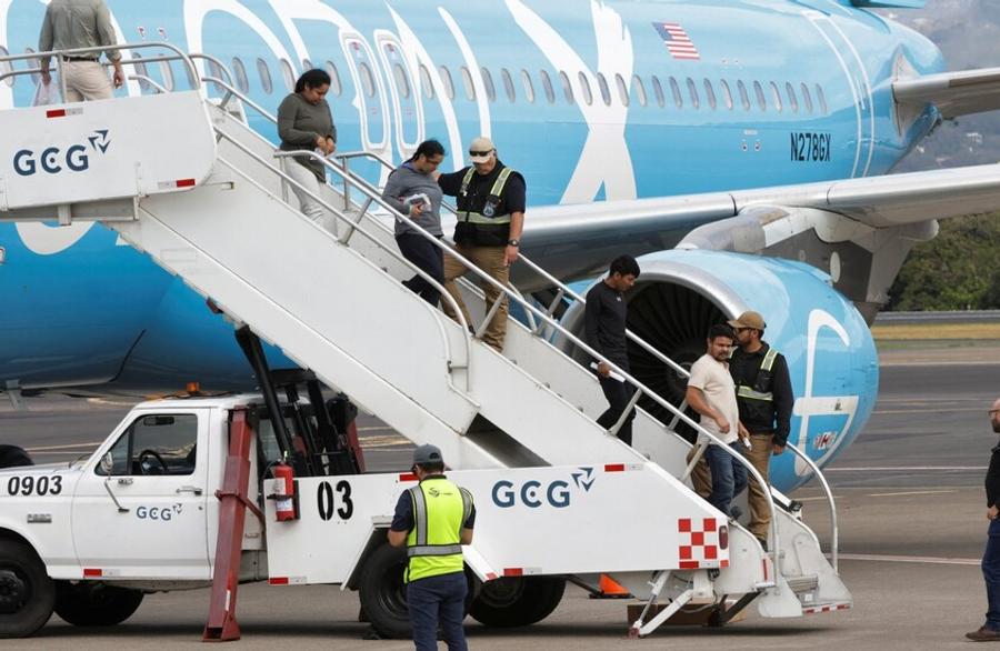 Jamaika, Amerika Birleşik Devletleri'nden geri gönderilen ilk göçmen grubunu aldı
