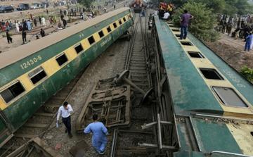 Pakistan Train Derailment Near Multan Leaves at Least Four Dead and 17 Injured