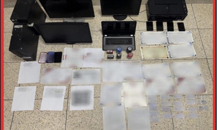 توقيف 8 أشخاص متورطين في تزوير وثائق للهجرة بوجدة