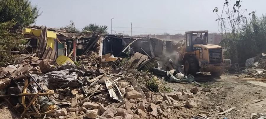 الجرافات تشرع في هدم المنازل العشوائية بدوار رملية ضواحي الدار البيضاء
