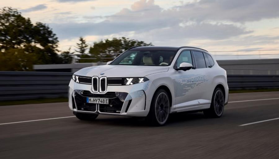 BMW, iX5'in 2028'de seri üretim hedefiyle hidrojen yatırımlarını artırıyor