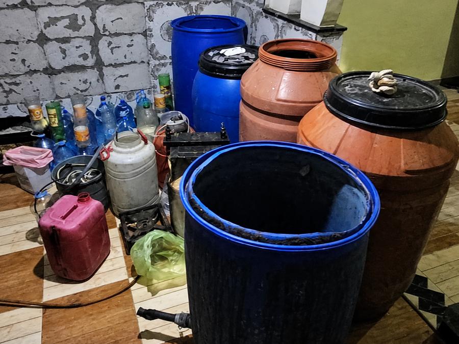 Chichaoua : cinq personnes interpellées et 480 litres d’eau-de-vie clandestine saisis