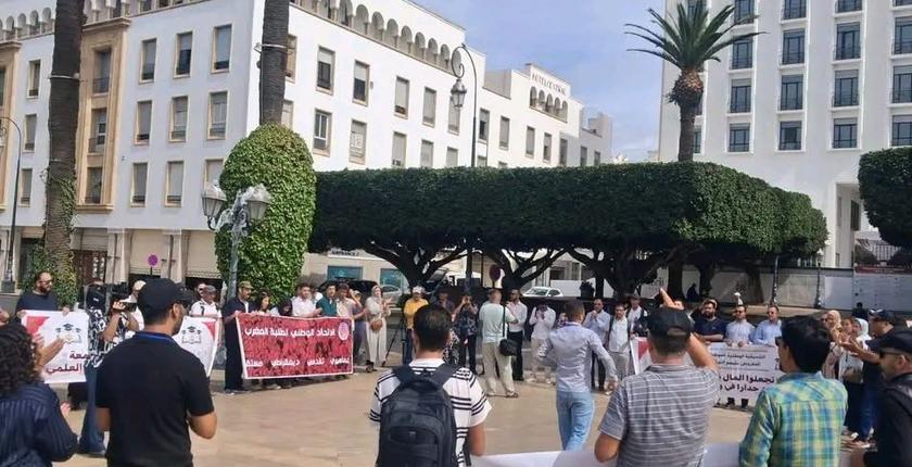 التوقيت الميسر.. محتجون يطالبون المنصوري بتنفيذ وعدها